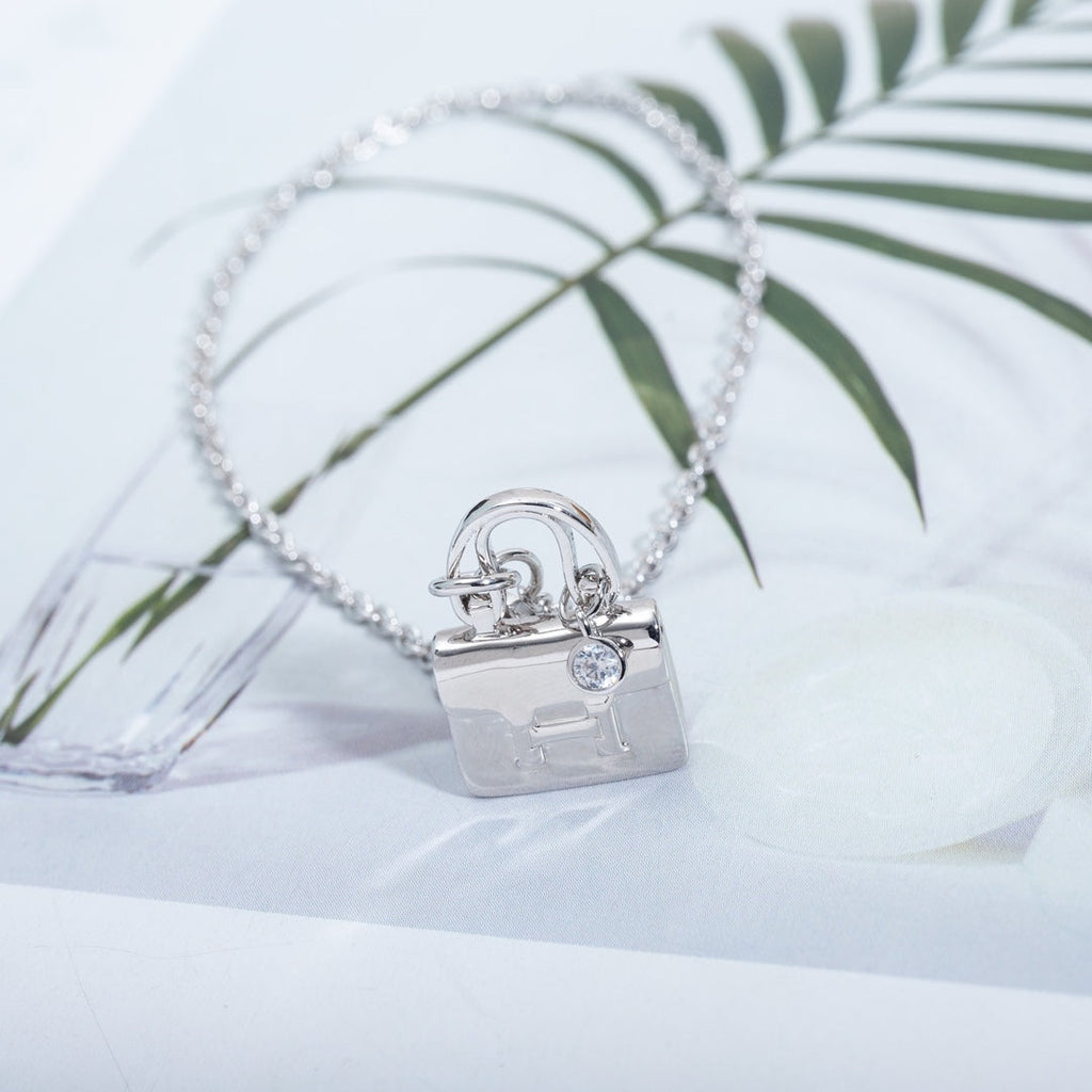 HERMES AMULETTE PEDANT SILVER NECKLACE