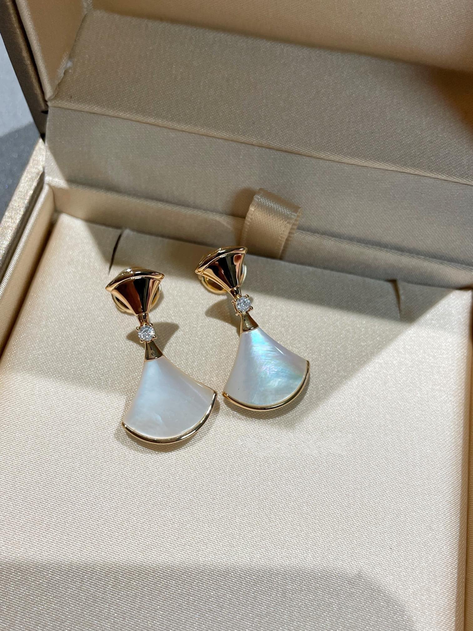 BVLGARI DREAM MOP 1 DIAMOND EARRINGS