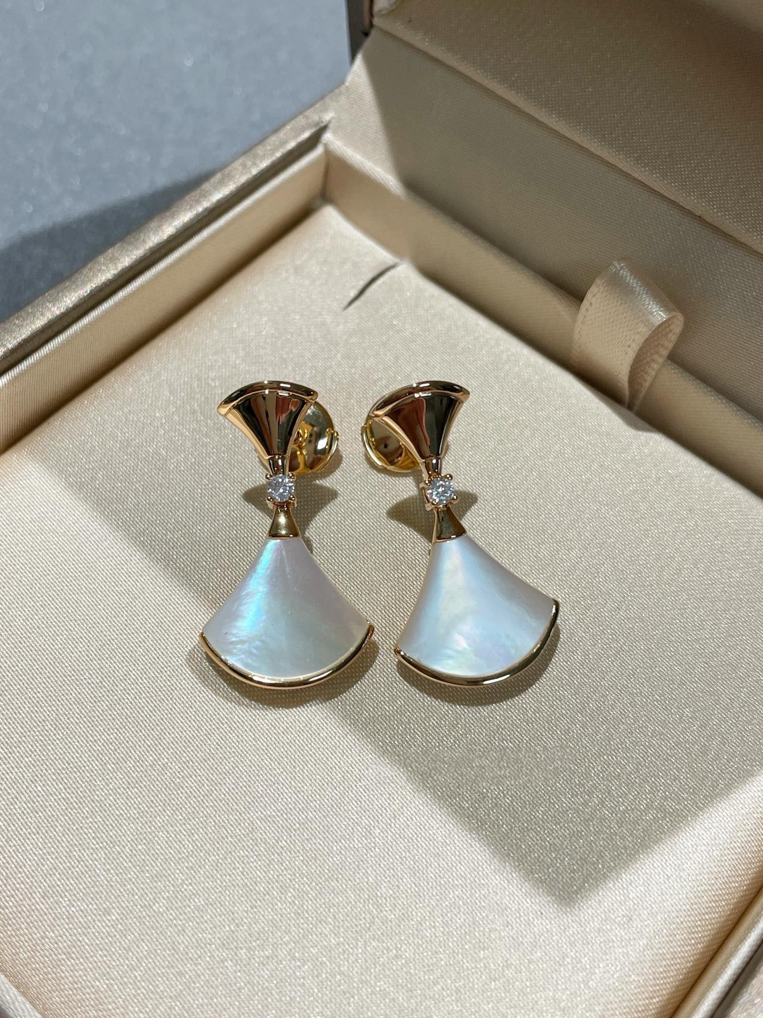 BVLGARI DREAM MOP 1 DIAMOND EARRINGS