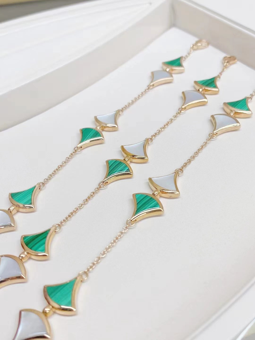 BVLGARI DREAM MOP AND MALACHITE BRACELET PINK GOLD