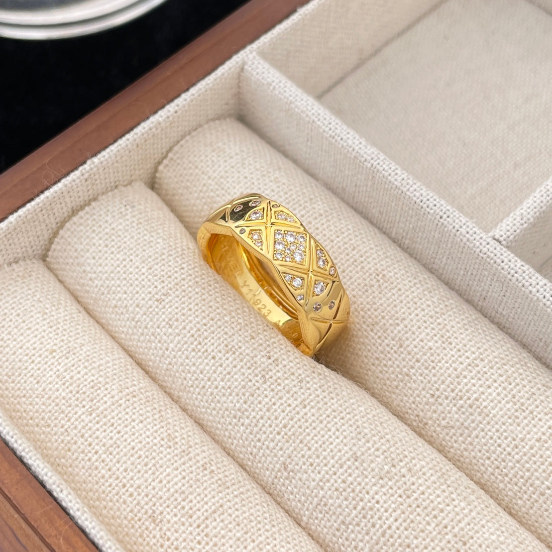 Chanel Crush Ring 6.8Mm Gold Diamonds Quilted