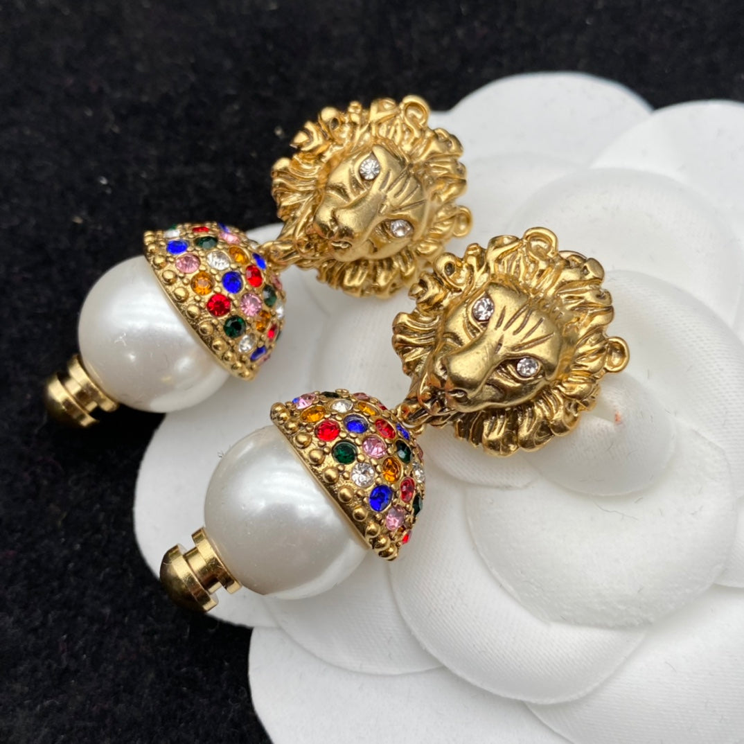 GUCCI GG LION HEAD PEARL COLORED DIAMOND EARRINGS