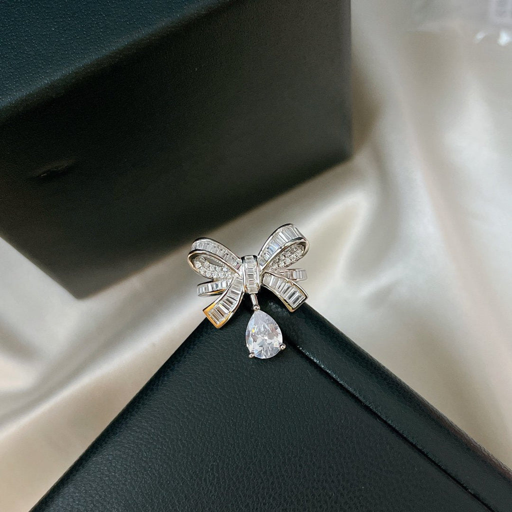 GRAFF TILDAS BOW BAGUETTE CUT SILVER DIAMOND DROP RING