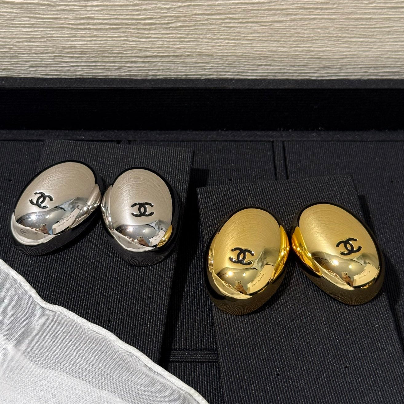 Chanel 2026 Mirror Black Enamel Double C Oval Pigeon Egg Earrings