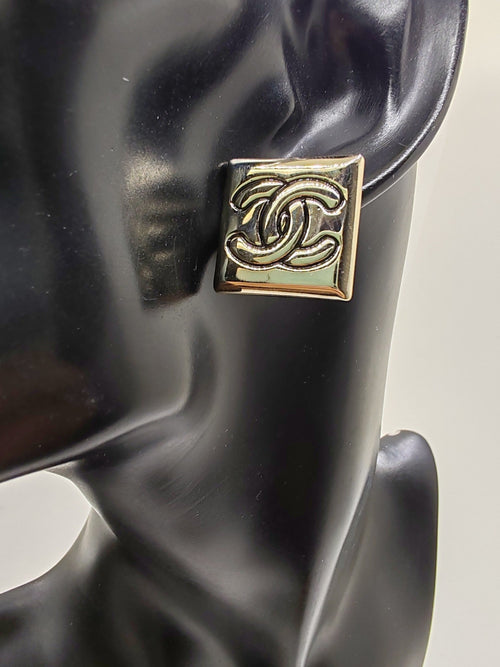 18K  Chanel Smooth Block Earrings
