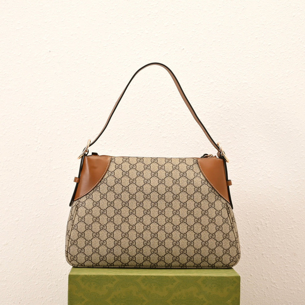 Gucci Emblem Medium Zip Tote Bag – 815217