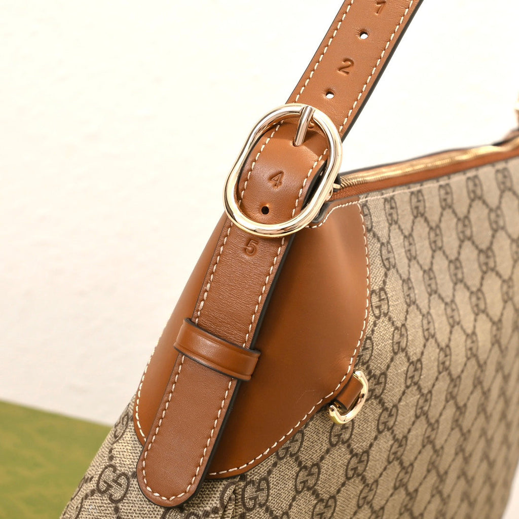 Gucci Emblem Medium Zip Tote Bag – 815217