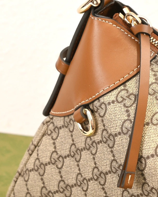 Gucci Emblem Medium Zip Tote Bag – 815217