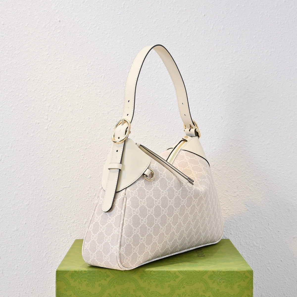 Gucci Emblem Medium Zip Tote Bag – 815217
