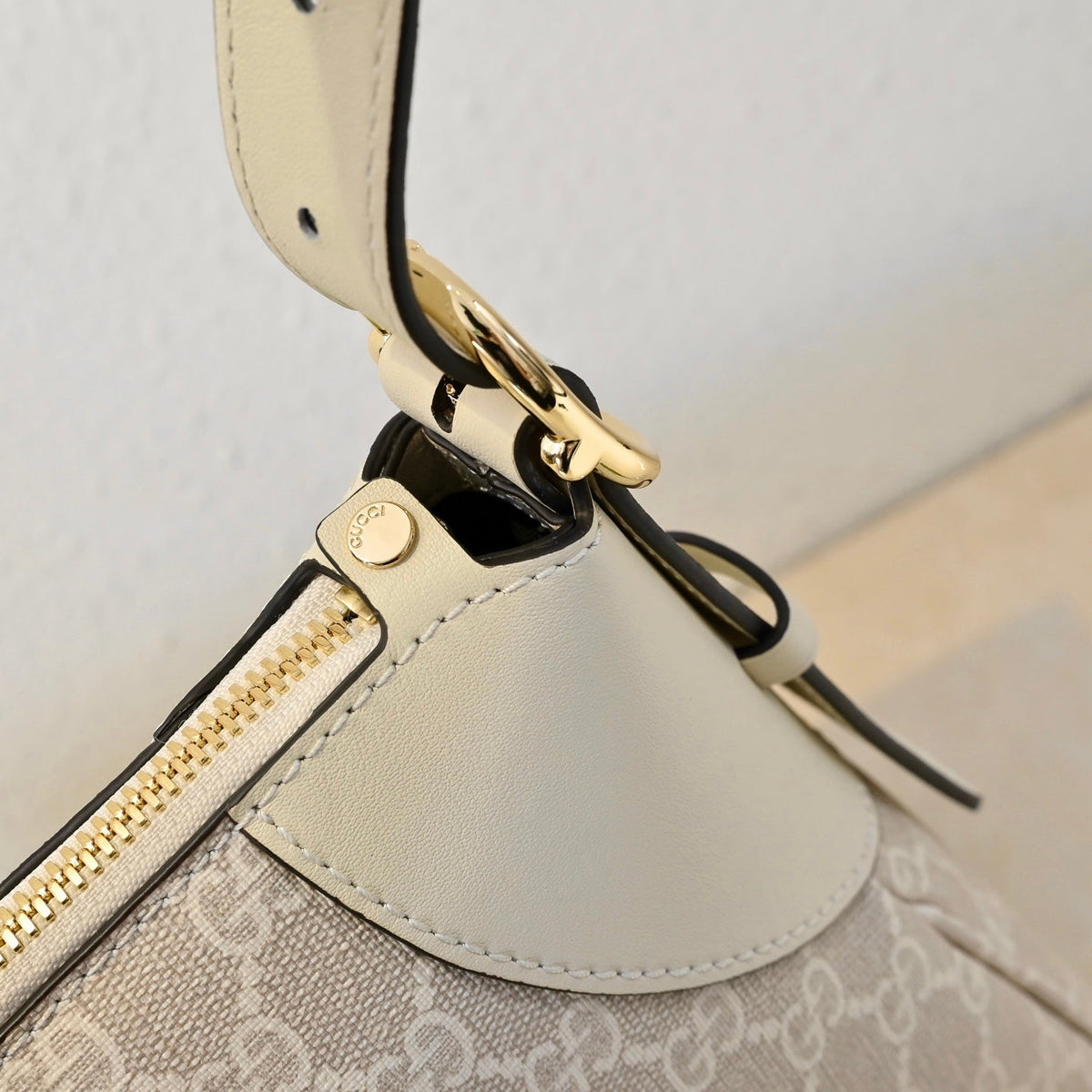 Gucci Emblem Medium Zip Tote Bag – 815217