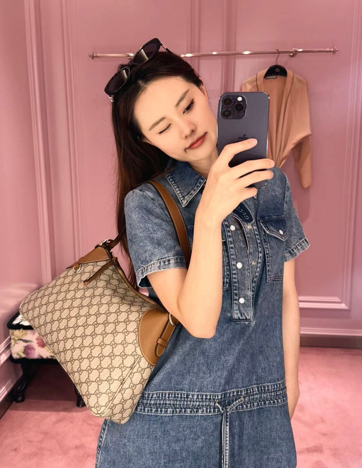 Gucci Emblem Medium Zip Tote Bag – 815217