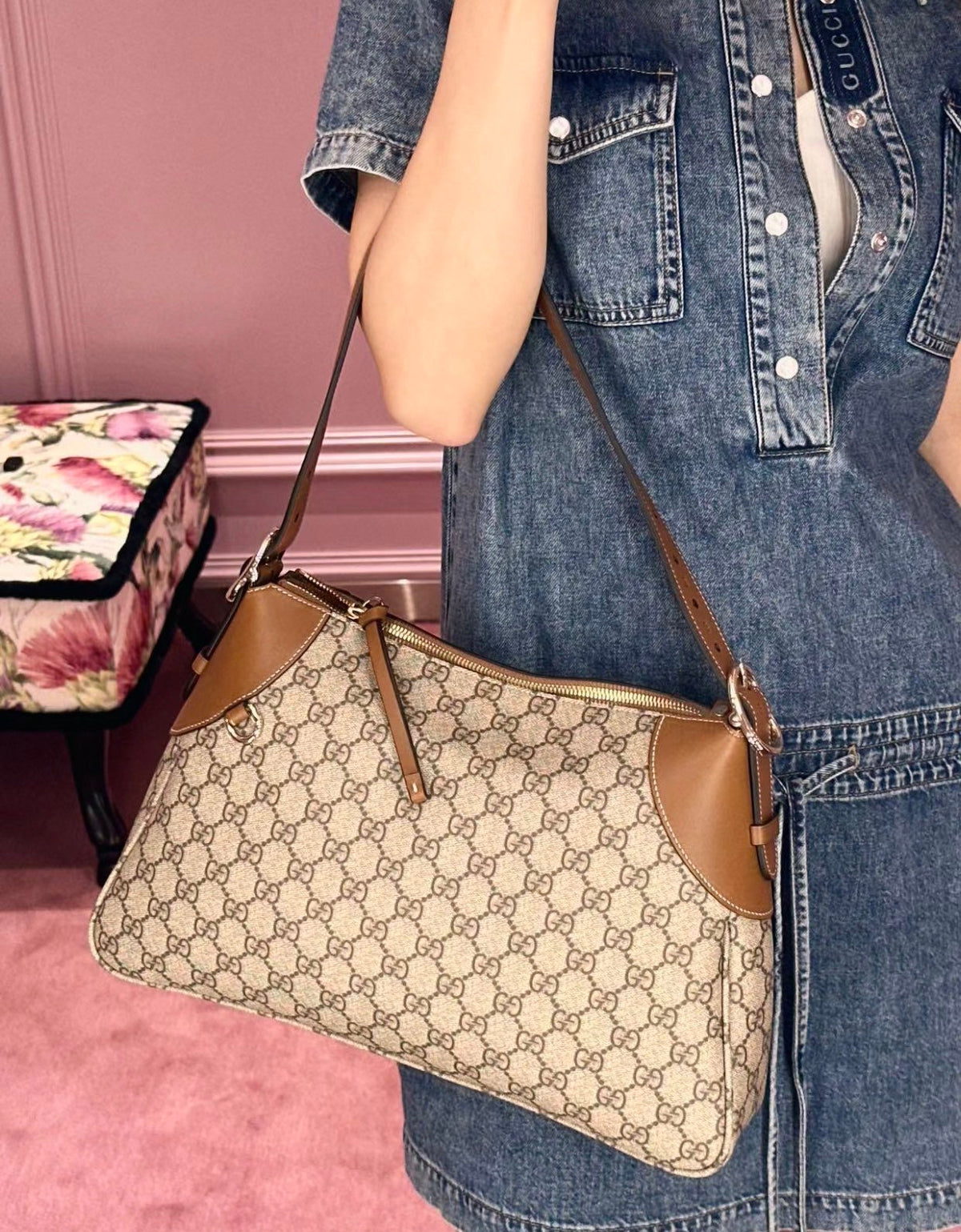 Gucci Emblem Medium Zip Tote Bag – 815217